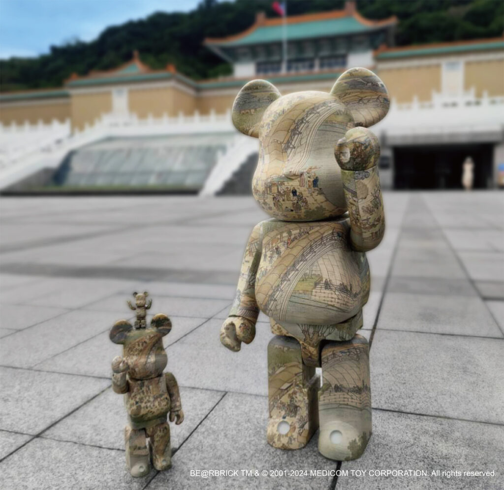 故宮×BE@RBRICK 限量聯名款1000%〈清院本清明上河圖〉庫柏力克熊(右)，10月25日起正式發售。 (1)