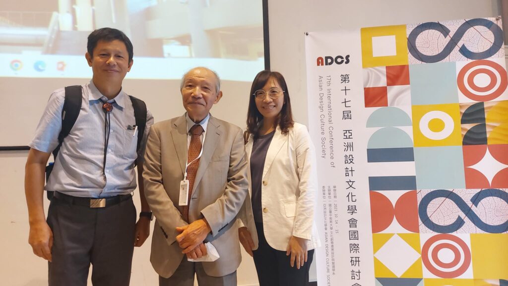 「評審團獎」得主為日本千葉大學榮譽教授宮崎清。圖為宮崎清（中）與昔日臺灣學生黃世輝（左）及高宜淓合影。（圖/文化部提供）