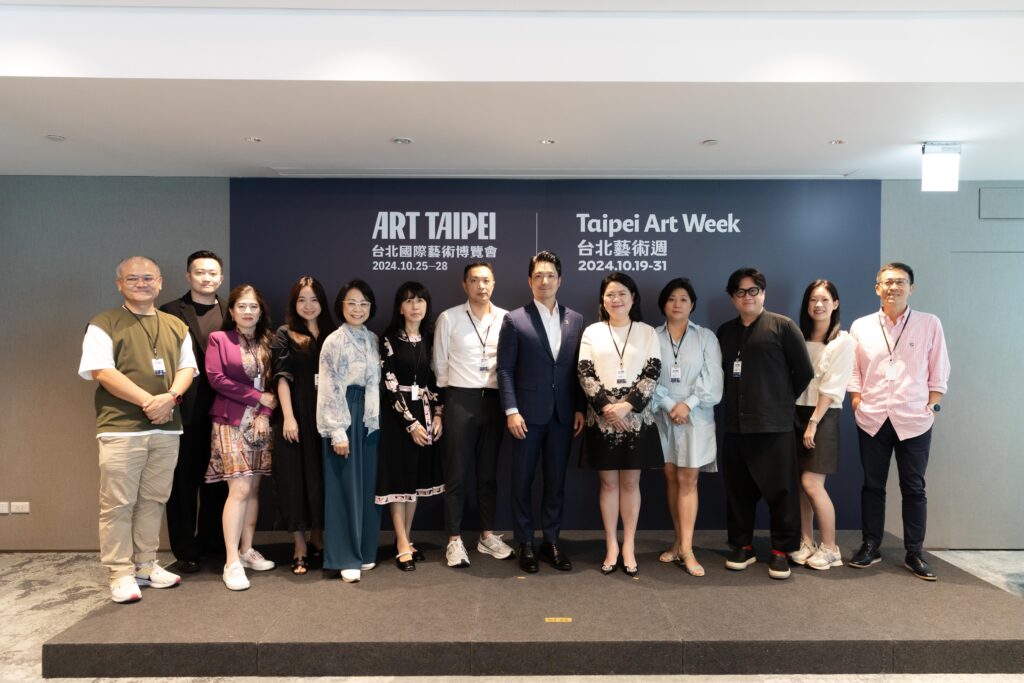  ART TAIPEI 2024 + Taipei Art Week 展前記者會，蔣萬安市長與主辦單位社團法人中華民國畫廊協會理監事合影。（圖/畫廊協會提供）