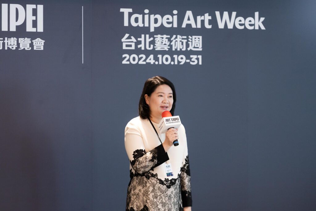 ART TAIPEI 2024 + Taipei Art Week 展前記者會，畫廊協會理事長陳菁螢致詞。（圖/畫廊協會提供）