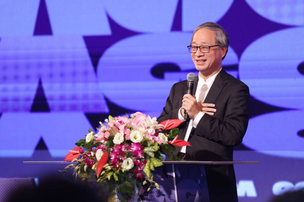 ▲文化部長李遠在頒獎典禮上致詞時分享小時候躲著老爸偷看漫畫的有趣經驗。(圖/文化部 提供)
