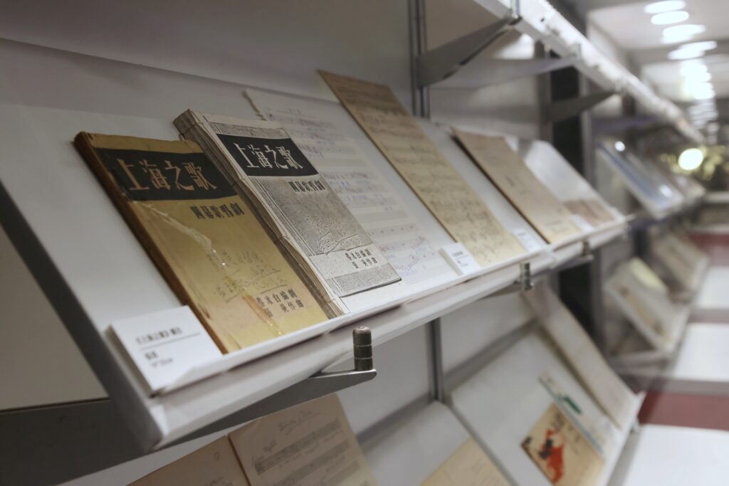現場展示家屬捐贈作品。(圖/文化部提供)