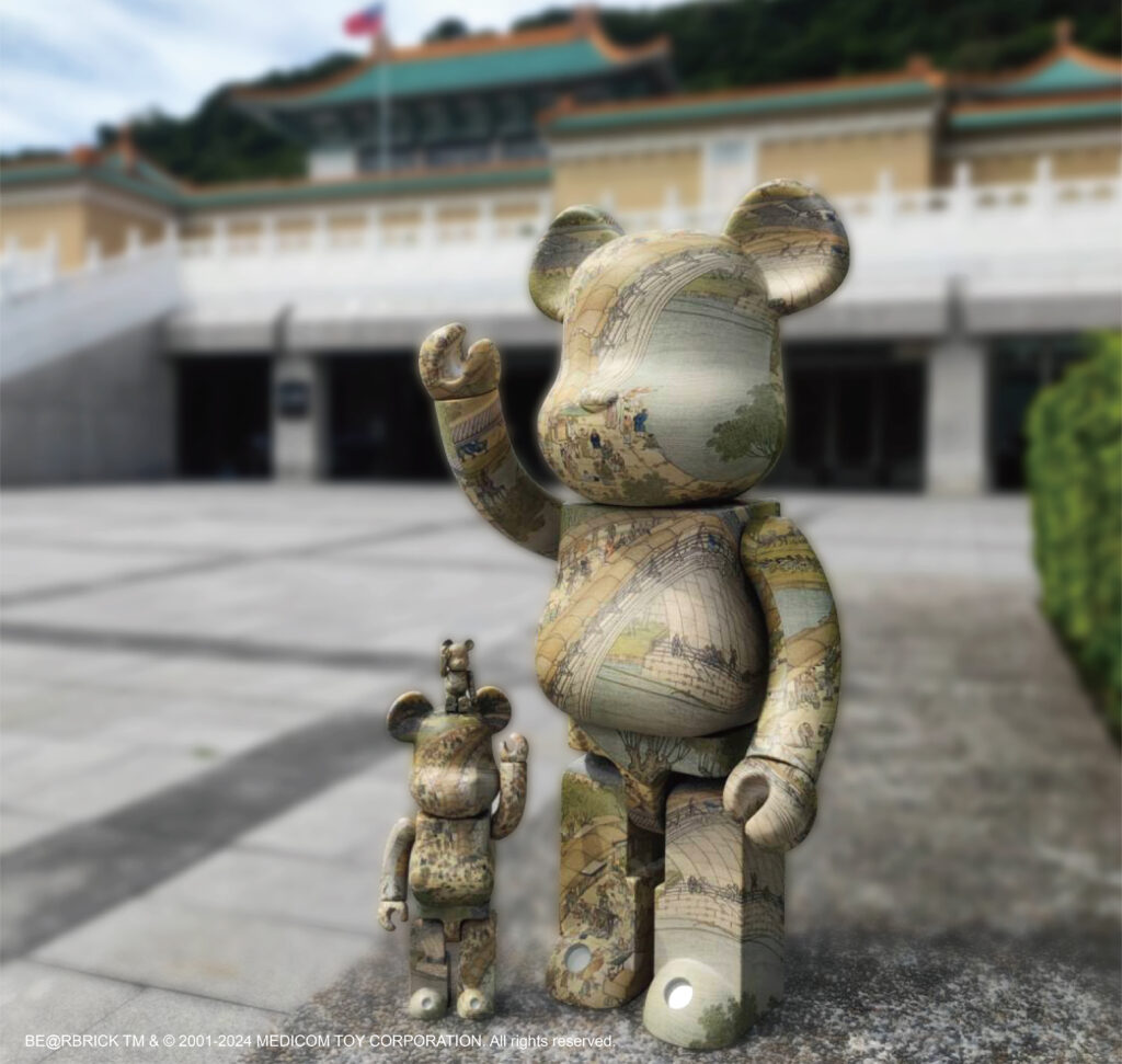 故宮×BE@RBRICK 全新推出限量版1000%庫柏力克熊(右)，「穿」上故宮名畫〈清院本清明上河圖〉。（圖/故宮提供）