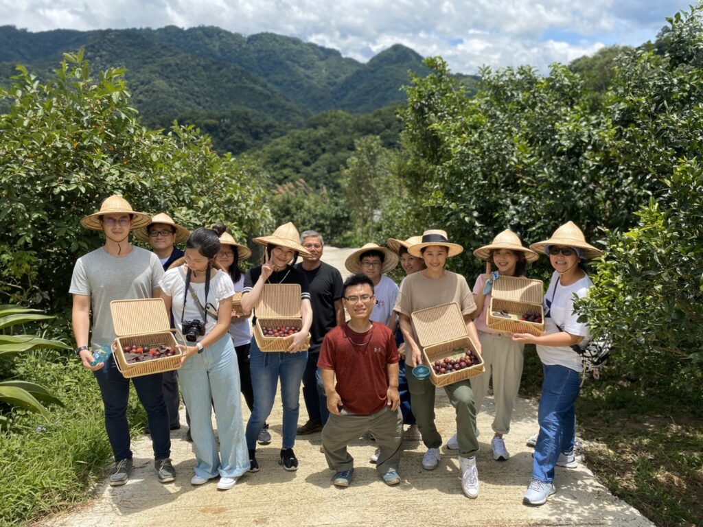 榮獲「青年行動獎」的大山北月有限公司創辦人暨執行長莊凱詠（前排中）與在地農家合作，透過設計與美感賦予農業新可能，並設立全台第一間柑橘主題博物館。