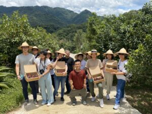 榮獲「青年行動獎」的大山北月有限公司創辦人暨執行長莊凱詠（前排中）與在地農家合作，透過設計與美感賦予農業新可能，並設立全台第一間柑橘主題博物館。