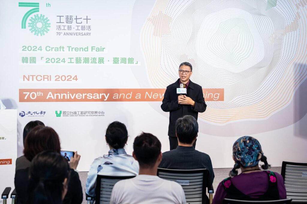 ▲工藝中心主任陳殿禮致詞時表達對以臺灣館形式參與工藝潮流展的重視。(圖/工藝中心 提供)