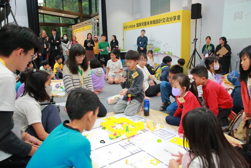 ▲小朋友為國家兒童未來館舖設建設藍圖,場面熱烈。(圖/文化部 提供)