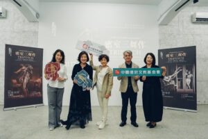 2024 NTT遇見巨人—比利時偷窺者舞團《密室三舞作》(右起)歌劇院副總監鄢繼嬪，中國信託文教基會執行長林永勝，總監邱瑗，何曉玫，副總監汪虹 ©臺中國家歌劇院