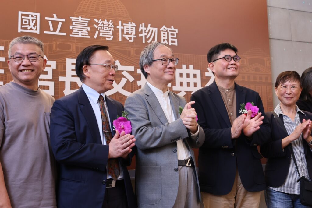 國立臺灣博物館館長陳登欽（右2）、國立歷史博物館館長洪世佑（左2）12日就任，文化部長李遠（中）期許兩位館長都能在新職，帶領2個博物館繼續前行。（圖/文化部提供）