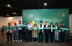 左起工藝所前所長翁徐得、史博館前主秘徐天福、東美館長徐敘國、彰化縣文化局副局長吳文昇、彰美館長尹彙武、彰縣前縣長翁金珠、工藝中心陳殿禮