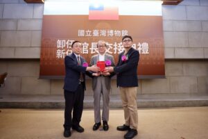 國立臺灣博物館卸任館長洪世佑（左）與新任館長陳登欽(右）交接印信，由文化部長李遠（中）監交。