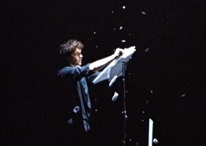 2024馬戲節作品《保麗龍》，以常見的物品保麗龍為主角，透過物件劇場的形式，重新審視人類與物件的關係。（©Jonas Danielevicius，臺北表演藝術中心提供）