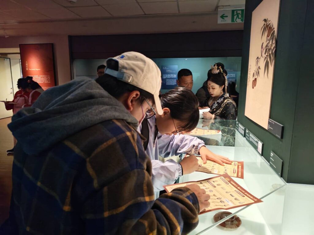 透過實境解謎,讓民眾可從中得到許多知識,感受經典文學結合故宮文物的魅力,且寓教於樂。(記者 辛澎祥/攝)
