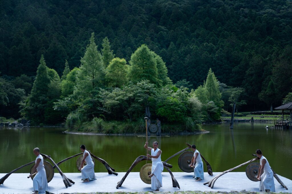 《非想非非想》優人神鼓在明池表演。(圖/優人神鼓提供)