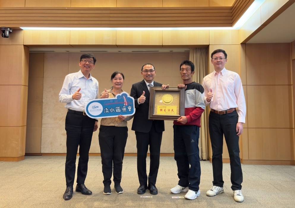 ▲新北市長侯友宜(中)頒獎勉勵模範漁民。(圖/新北市漁業處 提供)
