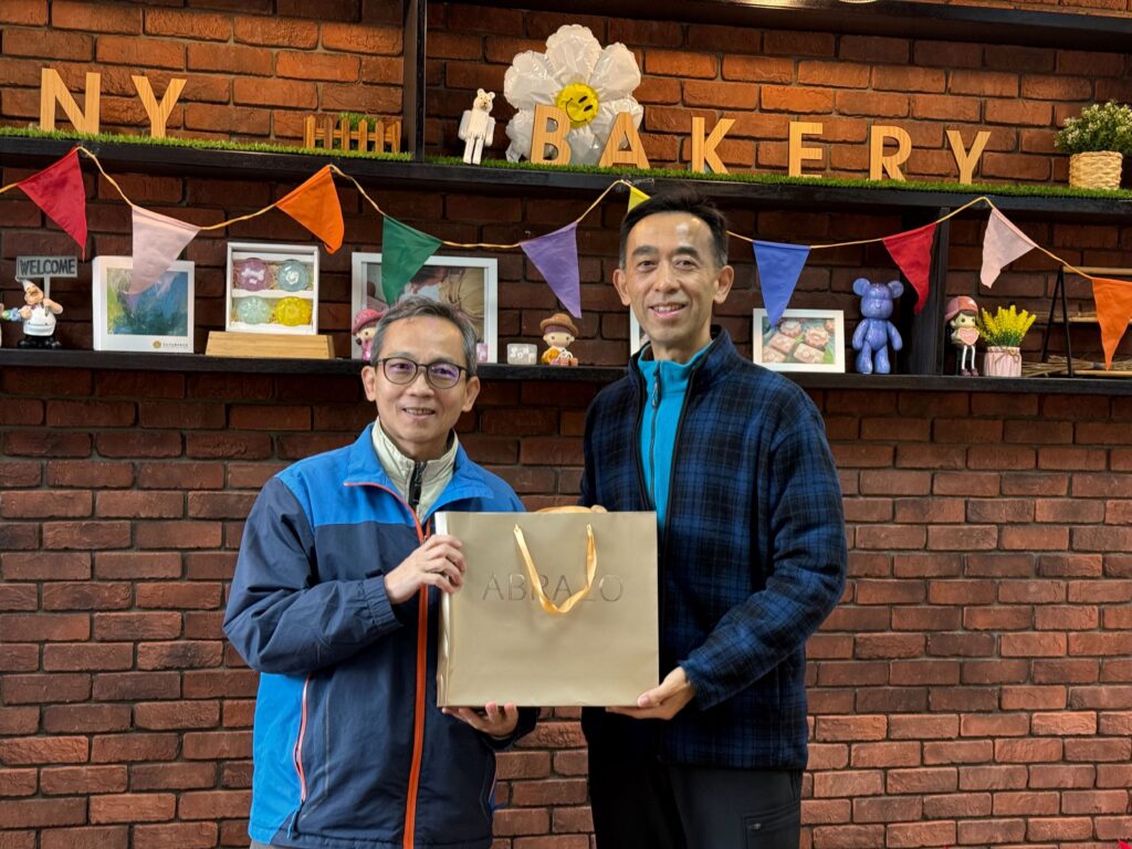 國父紀念館王蘭生館長致贈陽明教養院感謝禮，由葉俊郎院長代表接受。（圖/國父紀念館提供)