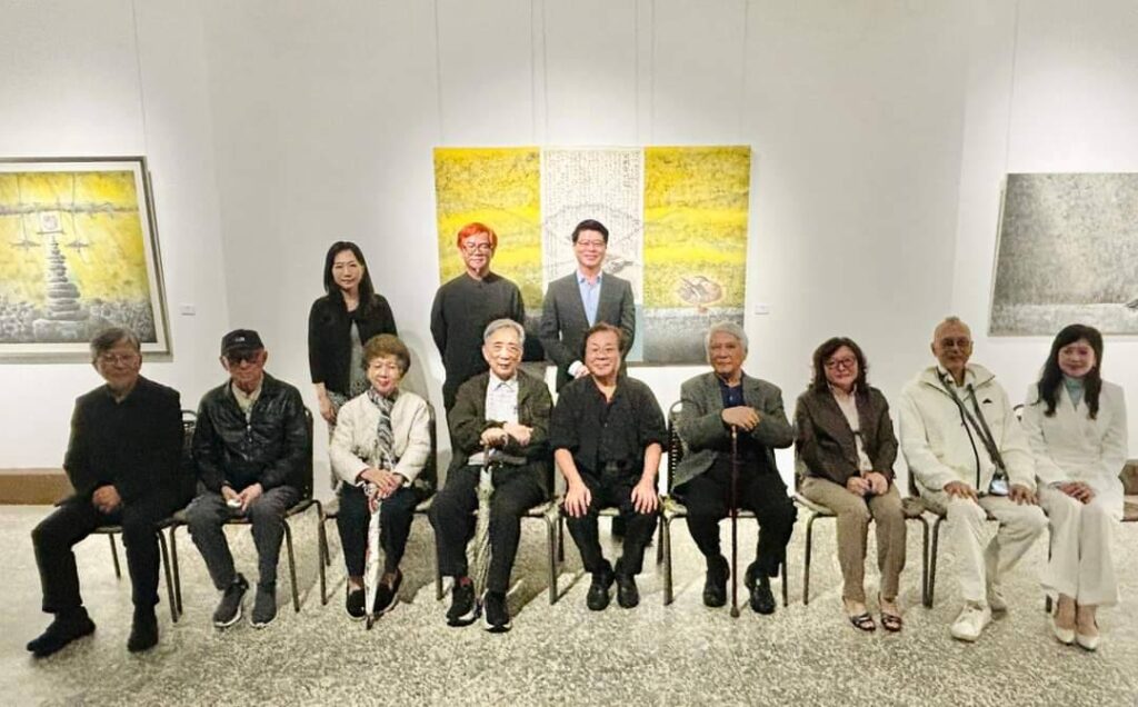 ▲藝術界重要領導人與師大美術系教授群,與李振明教授(前排中)開心合影留念。(圖/李振明 提供)