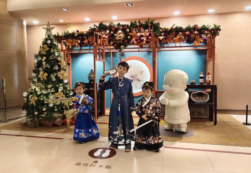 ▲家長們也為孩子盛裝打扮,十分吸睛。(記者 辛澎祥/攝)