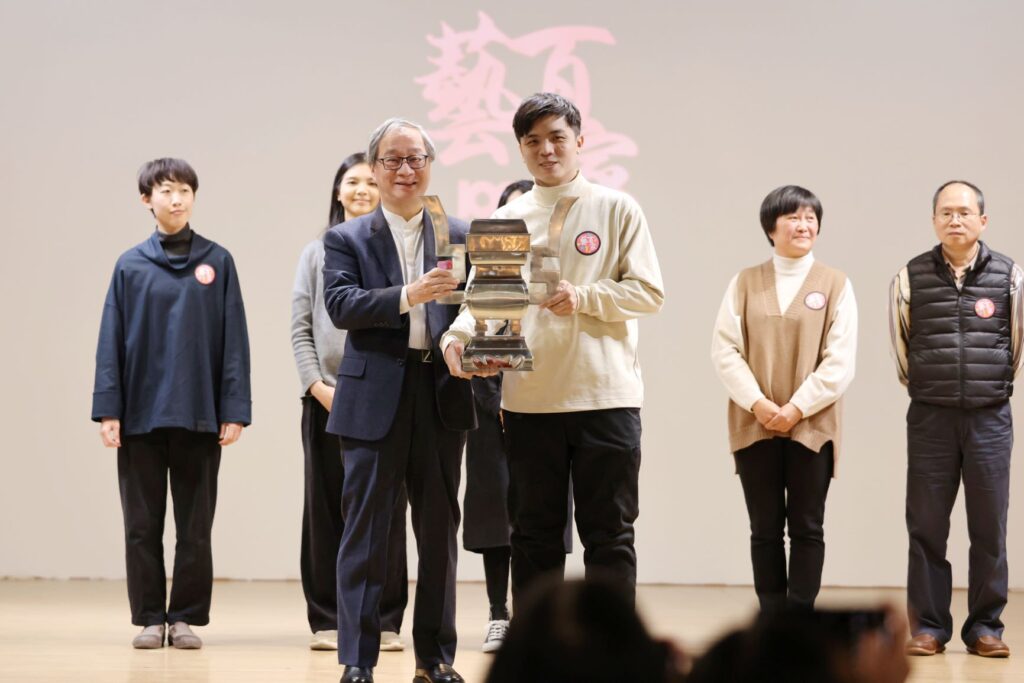 「重要傳統工藝錫工藝—陳萬能傳習計畫」結業藝生陳政穎（前排右）將作品「花瓶五賽」交予國家，由文化部長李遠（前排左）接受。（圖/文化部文資局提供）