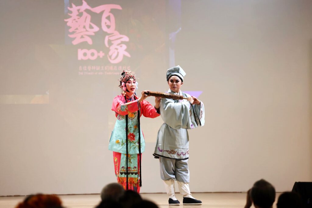 首次結合歌仔戲領域的江怡璇（右）、南管戲曲陳燕玲及布袋戲陳韋佑_3位結業藝生團隊共同演出「陳三五娘留傘」戲齣開場。（圖/文化部文資局提供）
