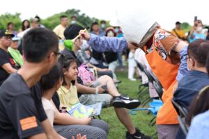 文化部114年度「振興振心－文化部表演藝術偏鄉巡演計畫」即日起開放線上申請，歡迎表演團隊踴躍提案，豐富非市區及原鄉地區的藝文體驗，落實文化平權。（示意圖）