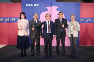 國立歷史博物館洪世佑館⻑(中)與清翫雅集理事長蔡明興(右2)及副理事⻑詹忠志(左2)，富邦美術館館長蔡翁美慧(左1)、鴻禧美術館館長廖桂英(右1)共同揭開展覽序幕 (1)