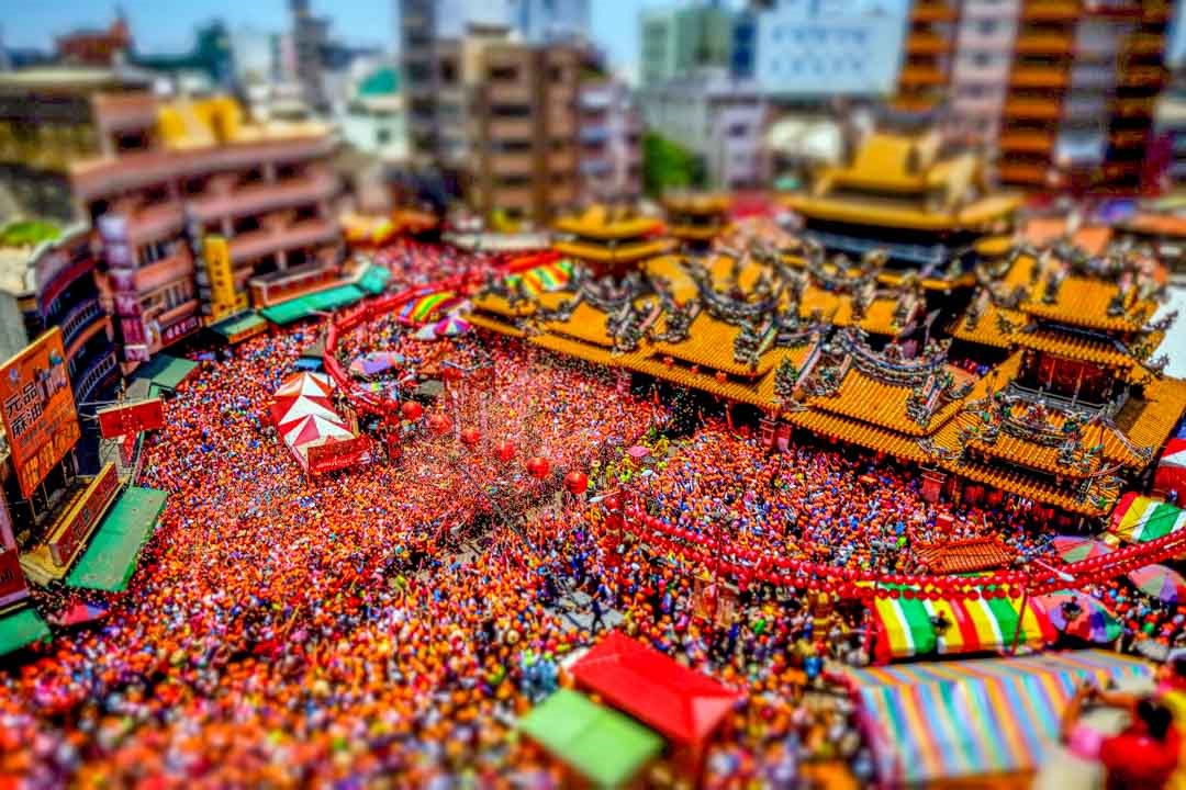 陳逸宏〈朝聖臺灣－拱天宮白沙屯媽祖徒步進香入廟北港朝天宮〉以移軸攝影拍攝廟會活動，將原本的混亂與壯觀縮小成精緻的微縮景觀，呈現人類朝聖活動的渺小與敬畏。 （圖/國家攝影文化中心提供）