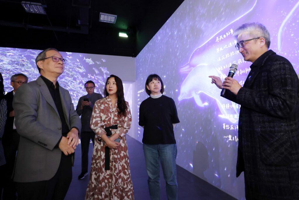 文化部長李遠（左1）在台灣人工智慧實驗室創辦人杜奕瑾（右1）陪同下，參觀花蓮流行音樂AI實驗基地。