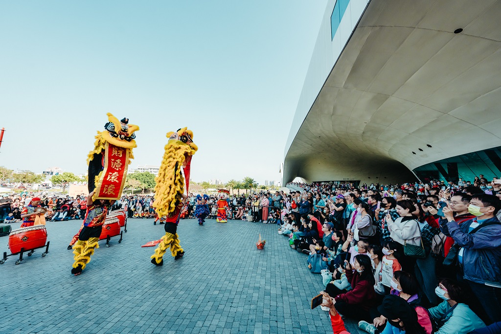 高雄兩廣龍獅戰鼓團《醒獅鑼鼓賀吉祥》現場熱血奔騰，此為2024年資料畫面，攝影：林峻永。衛武營國家藝術文化中心提供