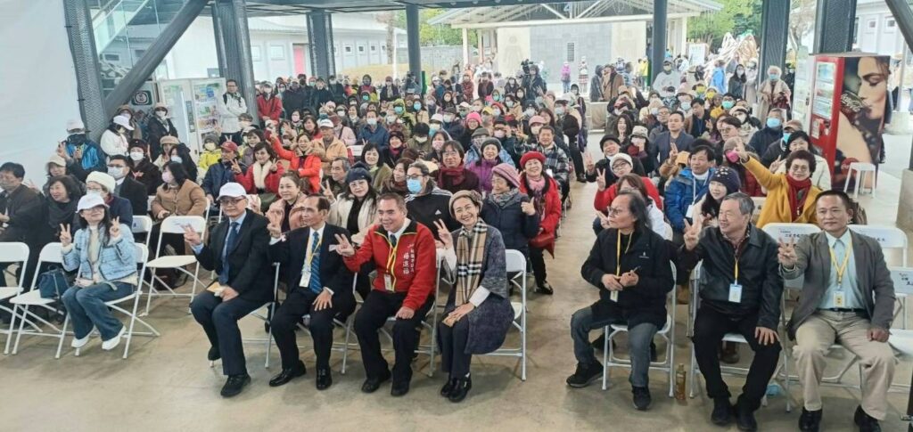 ▲出席國際藝術家節活動開幕式的貴賓與參展藝術家,以大合照見證歷史。(記者 辛澎祥/攝)