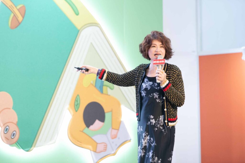 ▲夏韻芬藉由出書告知各年齡層的讀者要養成正確的理財觀。(圖/書展基金會 提供)