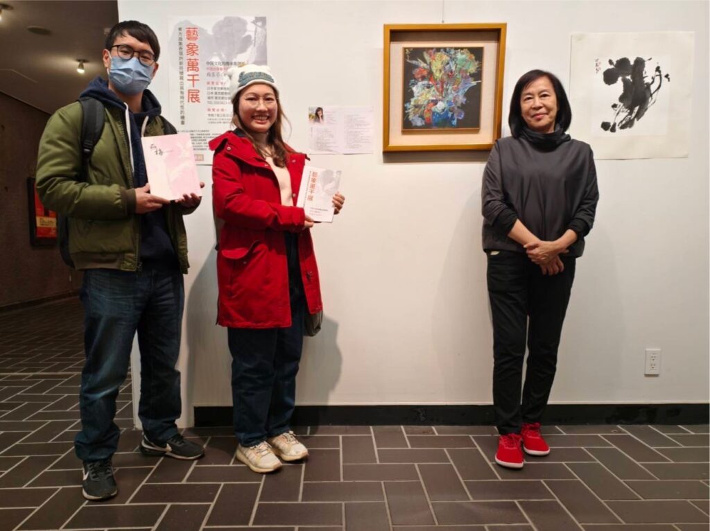 ▲台灣學生到日本學日語,假日到展場來看展,並由賴慕芬(右)親自做作品導覽。(圖/賴慕芬 提供)