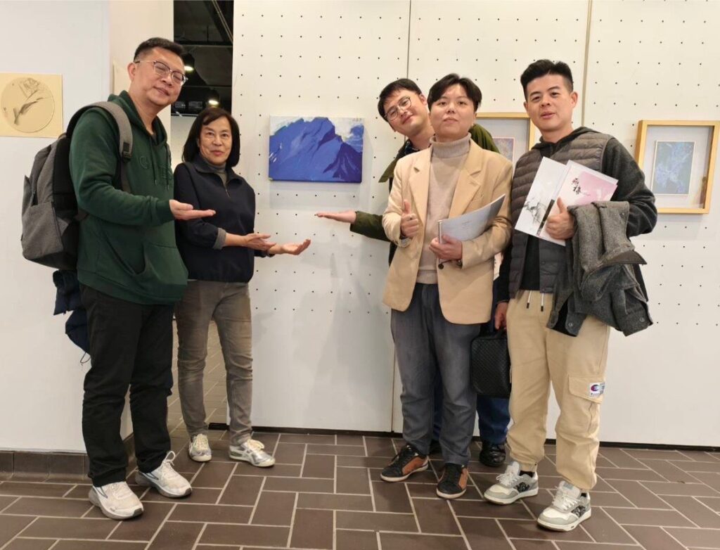 ▲賴慕芬(左二)的個展,受到各地華人的青睞並到場道賀。(圖/賴慕芬 提供)