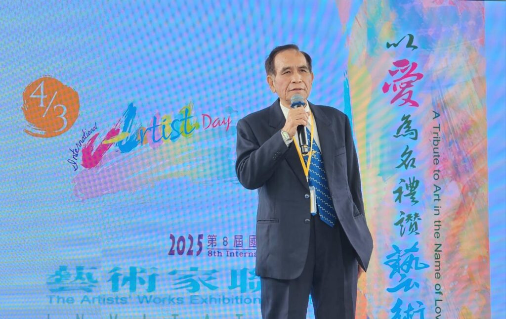 ▲國際藝術家節主辦單位代表鍾重音致詞時表達對所有參展藝術家的熱誠歡迎。(記者 辛澎祥/攝)