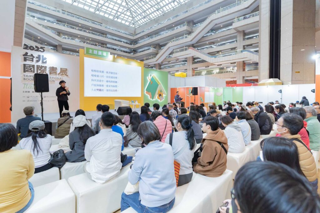 ▲簡媜主持的講座並與讀者分享書冊文采,讓與會的民眾如沐春風。(圖/書展基金會 提供)