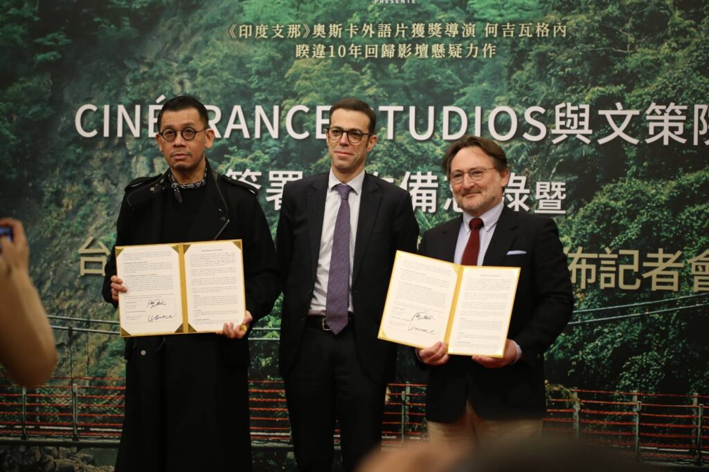 ▲文策院董事長蔡嘉駿(左)與法國製作業負責人Julien Deris(右)簽署合作備忘錄。(圖/文策院 提供)
