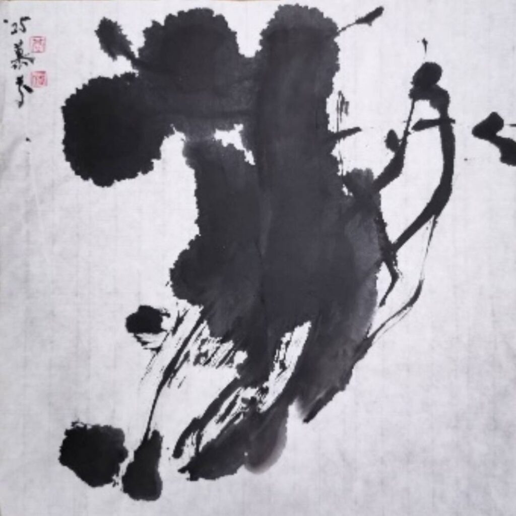 ▲賴慕芬黑白水墨畫作品「山空天籟靜」,以濃淡交織的筆觸展現深邃的情感,讓觀者驚嘆不已。(圖/賴慕芬 提供)