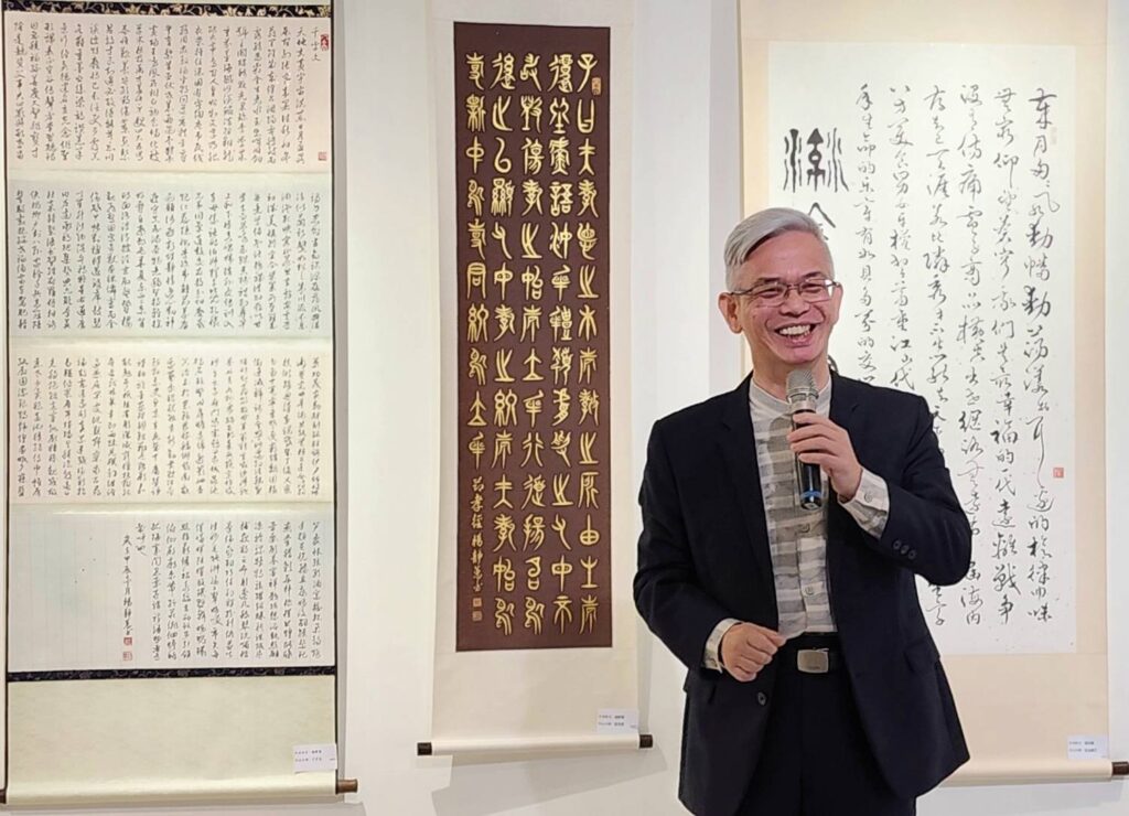 ▲前中華書道學會理事長楊旭堂期許大家在文字書寫中,得以修身養性與青春永駐,並肯定婦女書會的展出作品的質量兼具的美感。(記者 辛澎祥/攝)