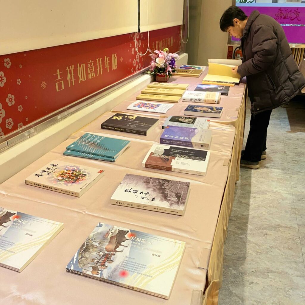 ▲現場展示的學會會員老師們的新書,並在現場逐一發表專著的內容觀點,極具權威感。(圖/廖新田 提供)