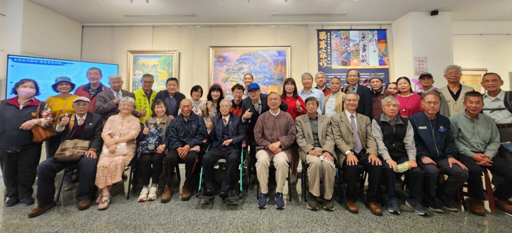 ▲出席趙宗冠醫師家族六人展開幕式的與會貴賓,開心地合影留念。(記者 辛澎祥/攝)