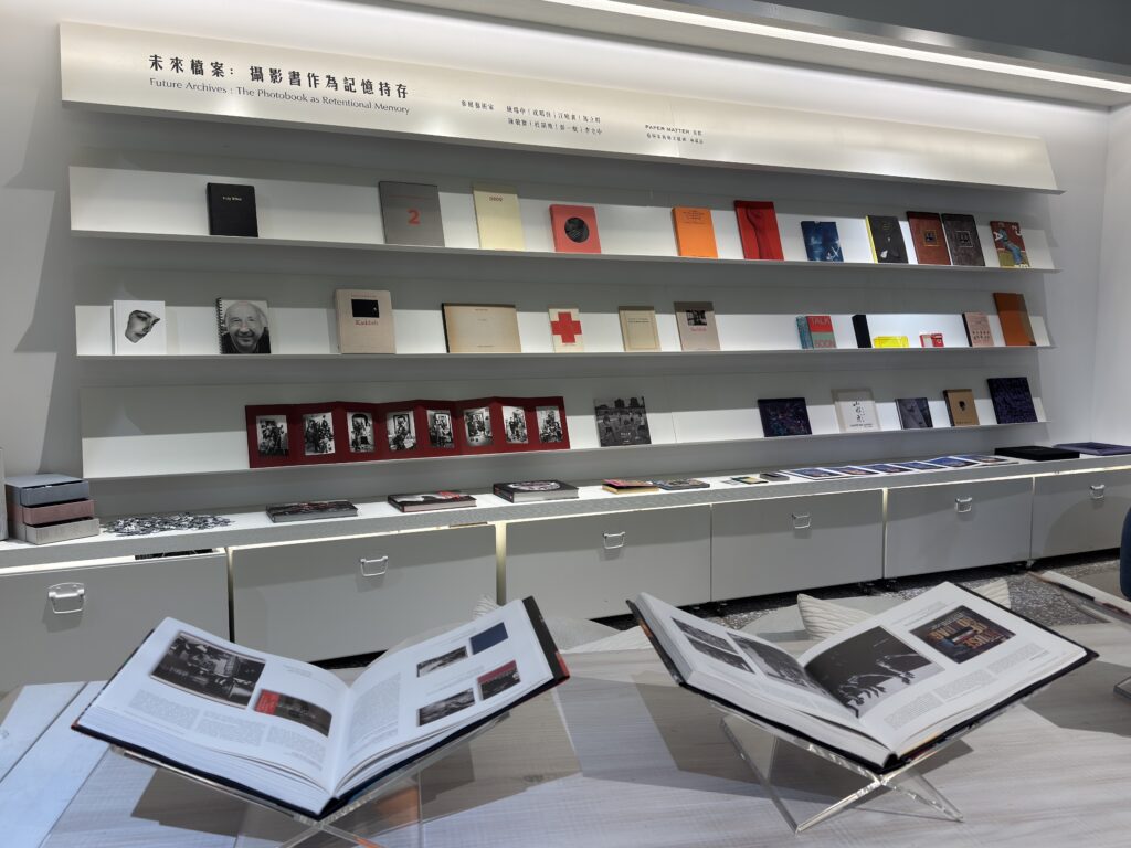 「未來檔案：攝影書作為記憶持存」攝影書平行展，精選自「藝術家書籍文獻庫」的典藏品，呈現西方前沿理念的作品，並邀請台灣藝術家的攝影書作品回應。（圖/國家攝影文化中心提供）