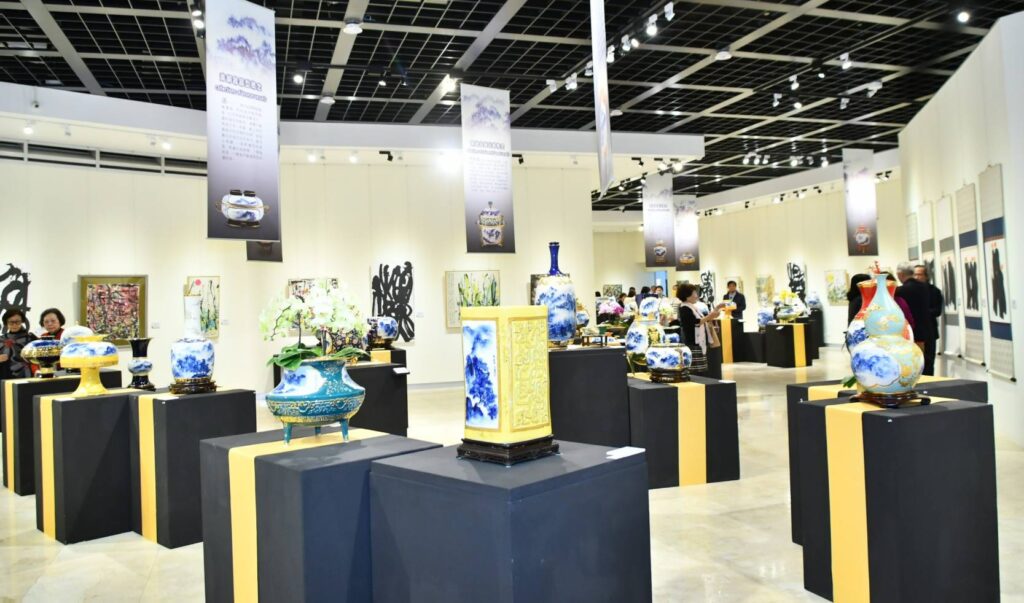 ▲彰化縣美術館展出的雙人展豐富多彩的作品,展場寬敞且充滿人氣。(圖/彰化縣文化局 提供)