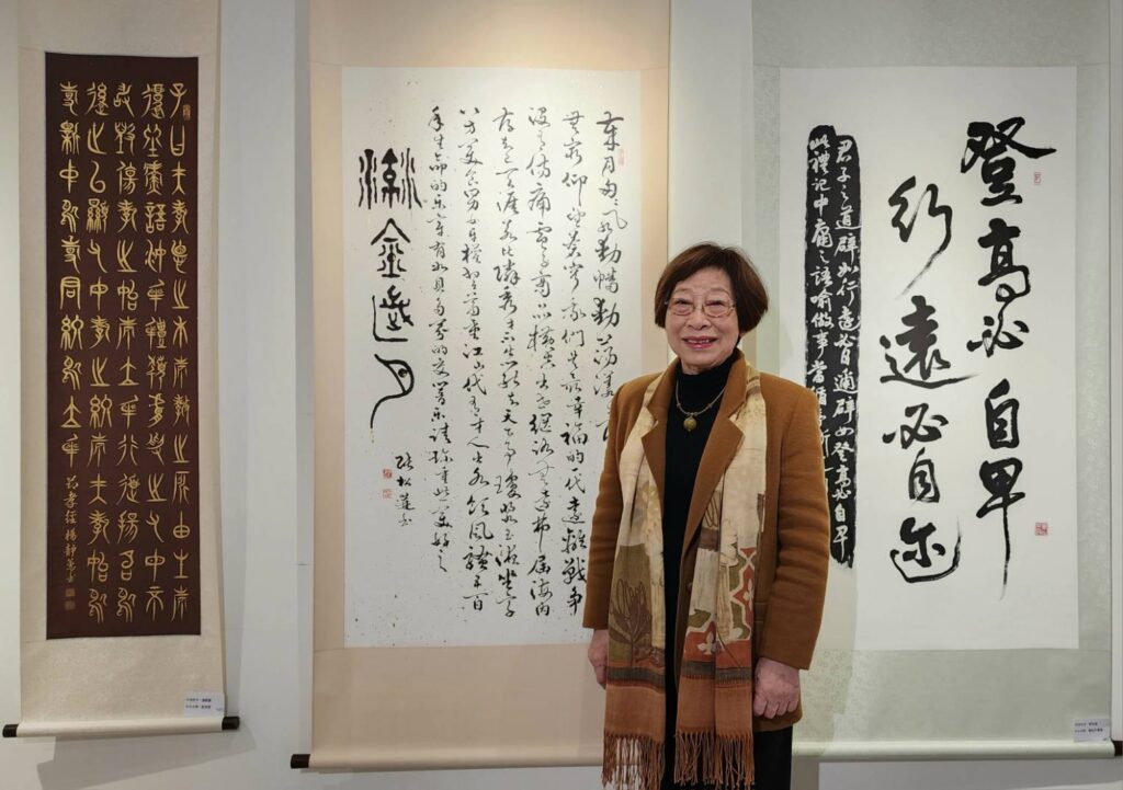 ▲前中華婦女書會與前臺灣女書法家學會理事長的女書法家張松蓮,在兩岸書藝交流的基礎上開啟互動往來契機,對這次中華婦女書會聯展也更加熱情力挺到底。(記者 辛澎祥/攝)