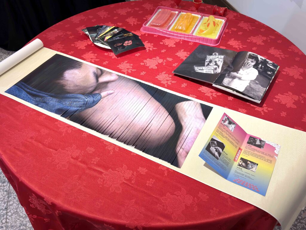 《影像宴》以「圓桌」乘載作品，觀眾可直接觸摸翻閱影像，與作品建立更親近的關係。圖為李明憲作品《無名》於圓桌展示。（圖/國家攝影文化中心提供）