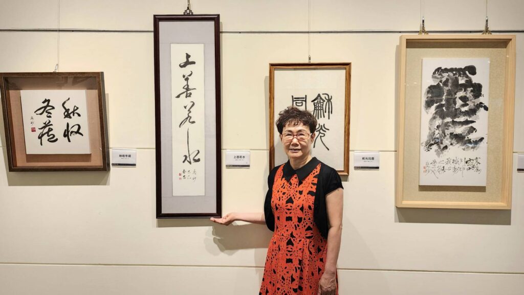 ▲趙爽妙醫師的書藝作品,呈現向上提昇的心靈正向與質感。(記者 辛澎祥/攝)