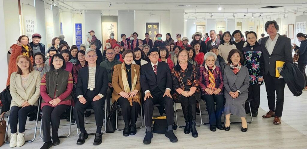 ▲全體大合照為中華婦女書會聯展開幕式畫下圓滿句點。(記者 辛澎祥/攝)