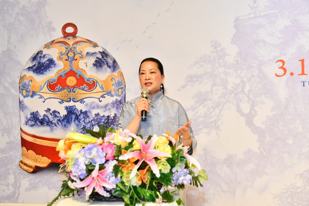▲陶瓷創作藝術家卓麗秋老師說明這次展覽的作品特色,並在追求創新目標下,讓作品呈現多元新面貌。(圖/彰化縣文化局 提供)