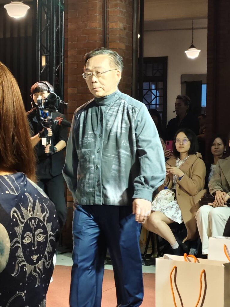 史博館館長洪世佑,身穿以《雕花石槽》為靈感設計的立領澎袖上衣,獻出處女秀。(記者 陳安婷/攝)