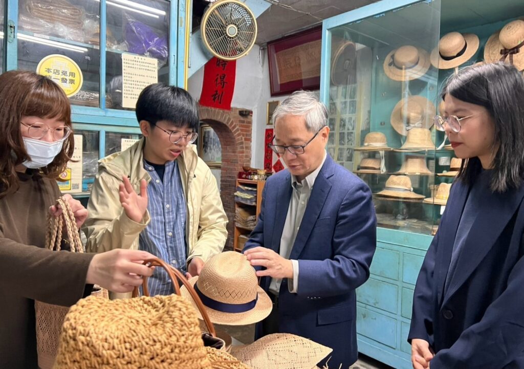 擁有百年歷史的振發帽蓆行，以苑裡三角藺草為材料，發展出提袋、草蓆、坐墊等手工編織品，文化部長李遠（右2）以行動支持在地產業。（圖/文化部提供）