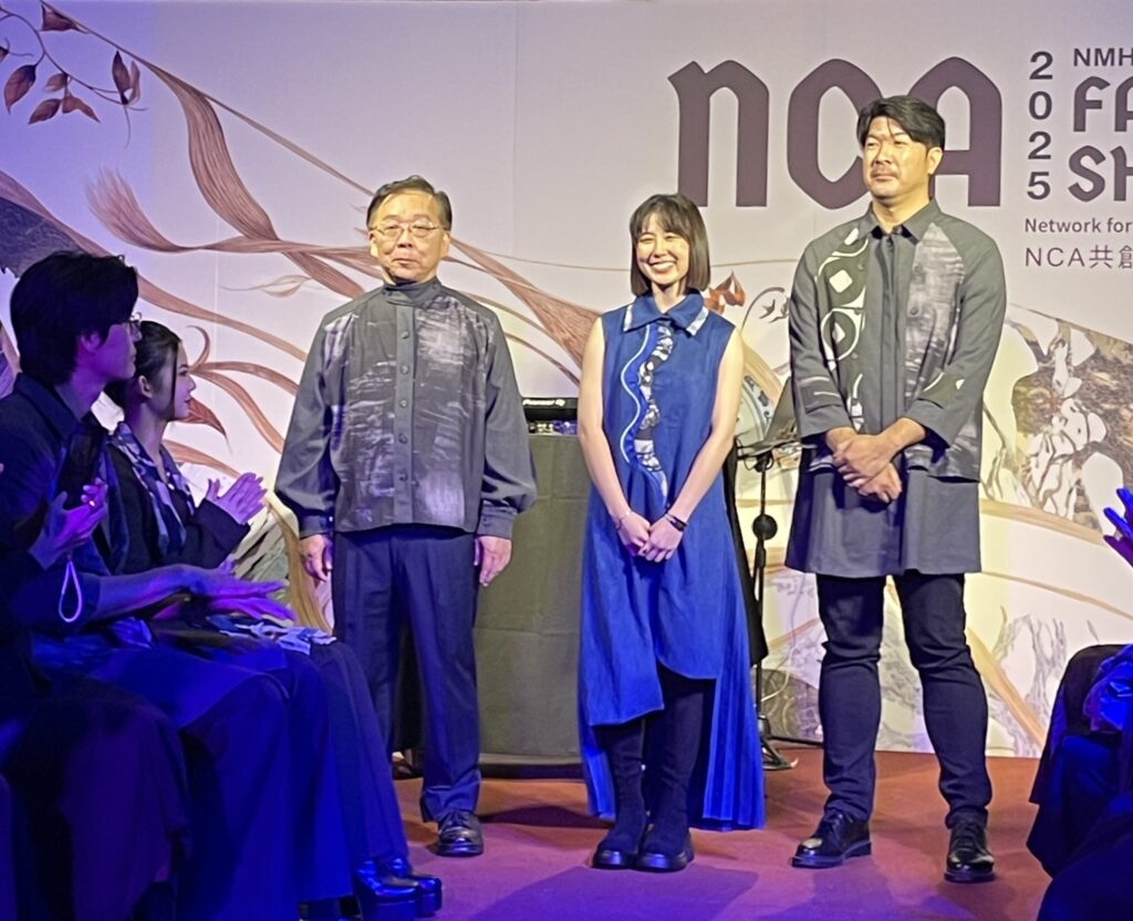 國立歷史博物館館長洪世佑(左)與亞藝文創協會執行長王贒勲(右)、CLA執行長林家宇(中)，於「NCA時尚秀」展現年青設計師以史博館典藏為靈感設計的服飾